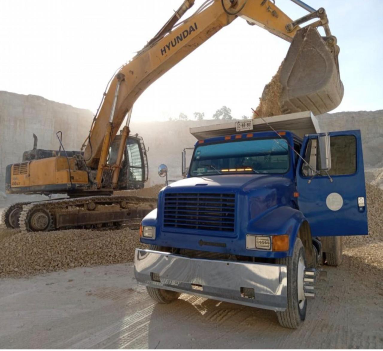 Excavadora y transporte